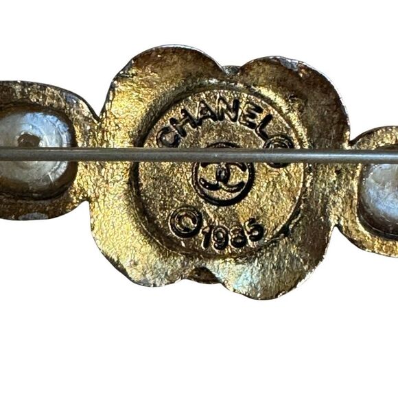 Vintage 1985 Chanel Gripoix Glass Rhinestone Faux Pearl Brooch Pin - Picture 3 of 5